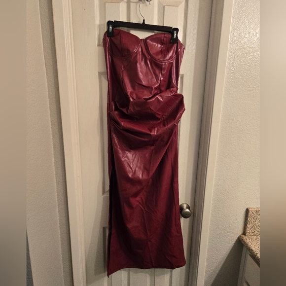 Dresses & Skirts - Elegant Burgundy Strapless Dress